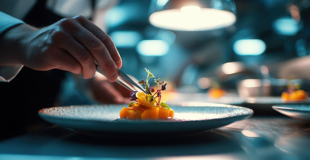 Chef professionnel démontrant une technique de cuisine moléculaire avec siphon et azote liquide devant un groupe de participants attentifs lors d'un séminaire culinaire