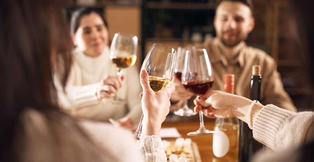 Table de dégustation avec six verres de vins différents disposés en séquence, fiches de notation en français, main de sommelier examinant un verre à la lumière lors d'un séminaire professionnel